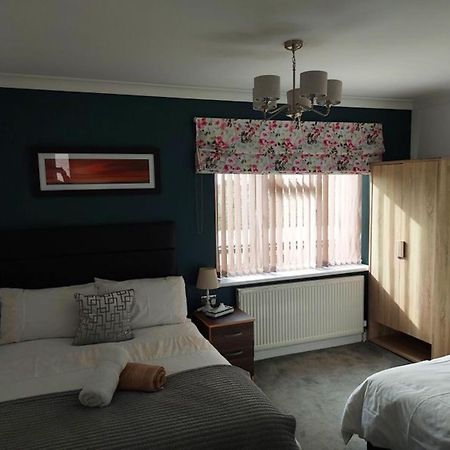 Room In Guest Room - Family Room With Private Bathroom إدجوير المظهر الخارجي الصورة