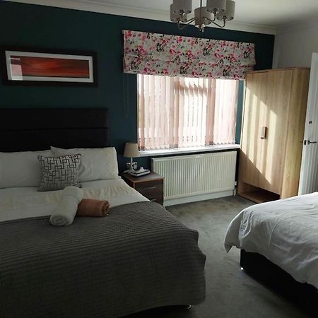 Room In Guest Room - Family Room With Private Bathroom إدجوير المظهر الخارجي الصورة