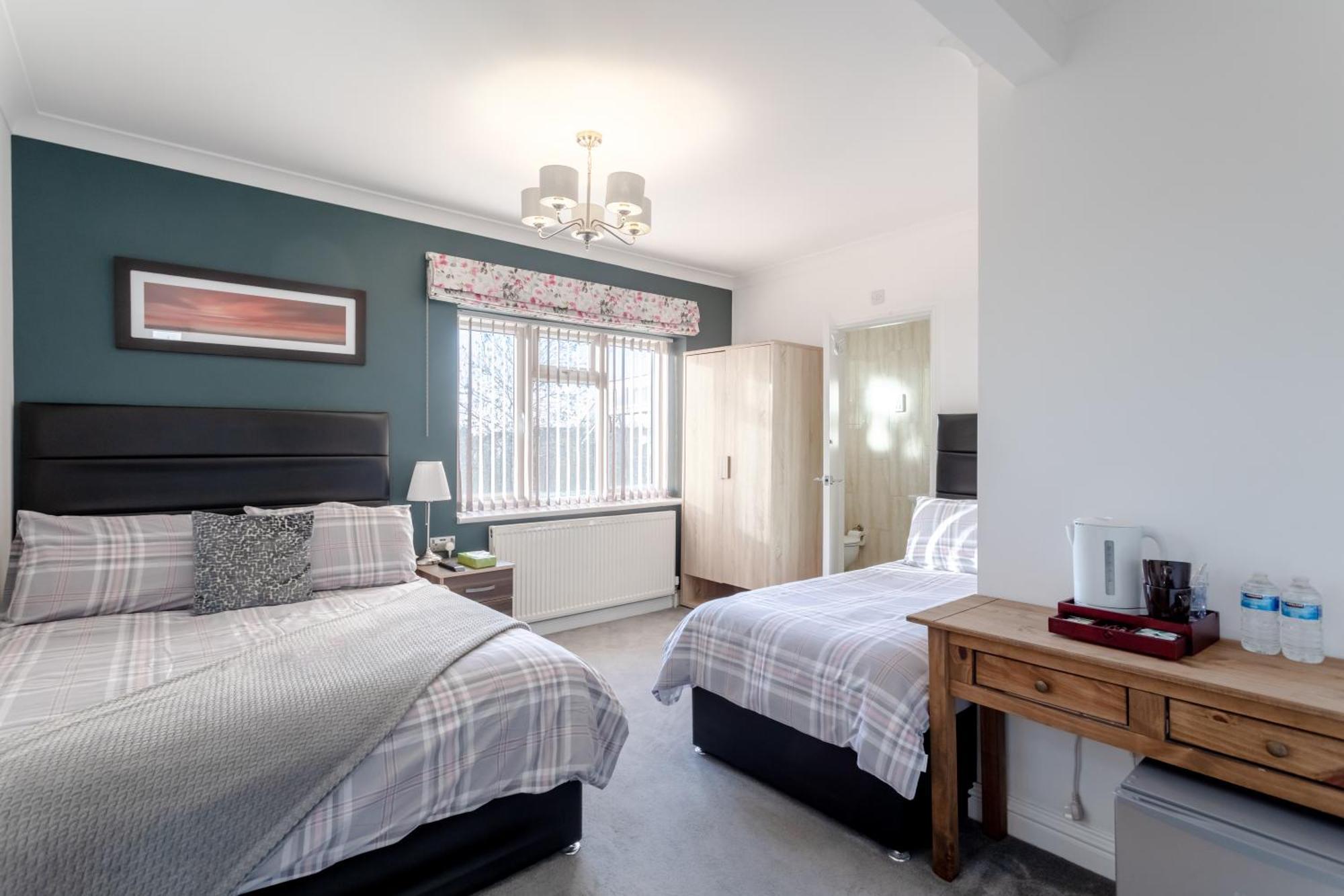 Room In Guest Room - Family Room With Private Bathroom إدجوير المظهر الخارجي الصورة