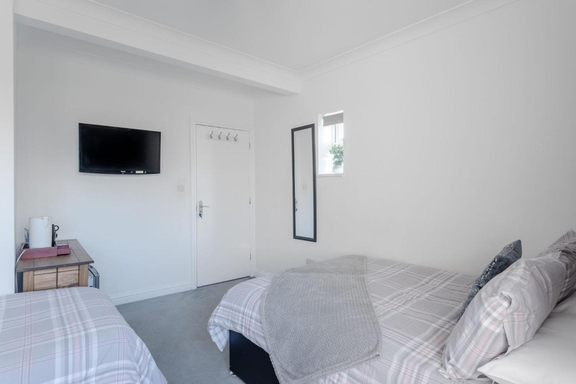 Room In Guest Room - Family Room With Private Bathroom إدجوير المظهر الخارجي الصورة