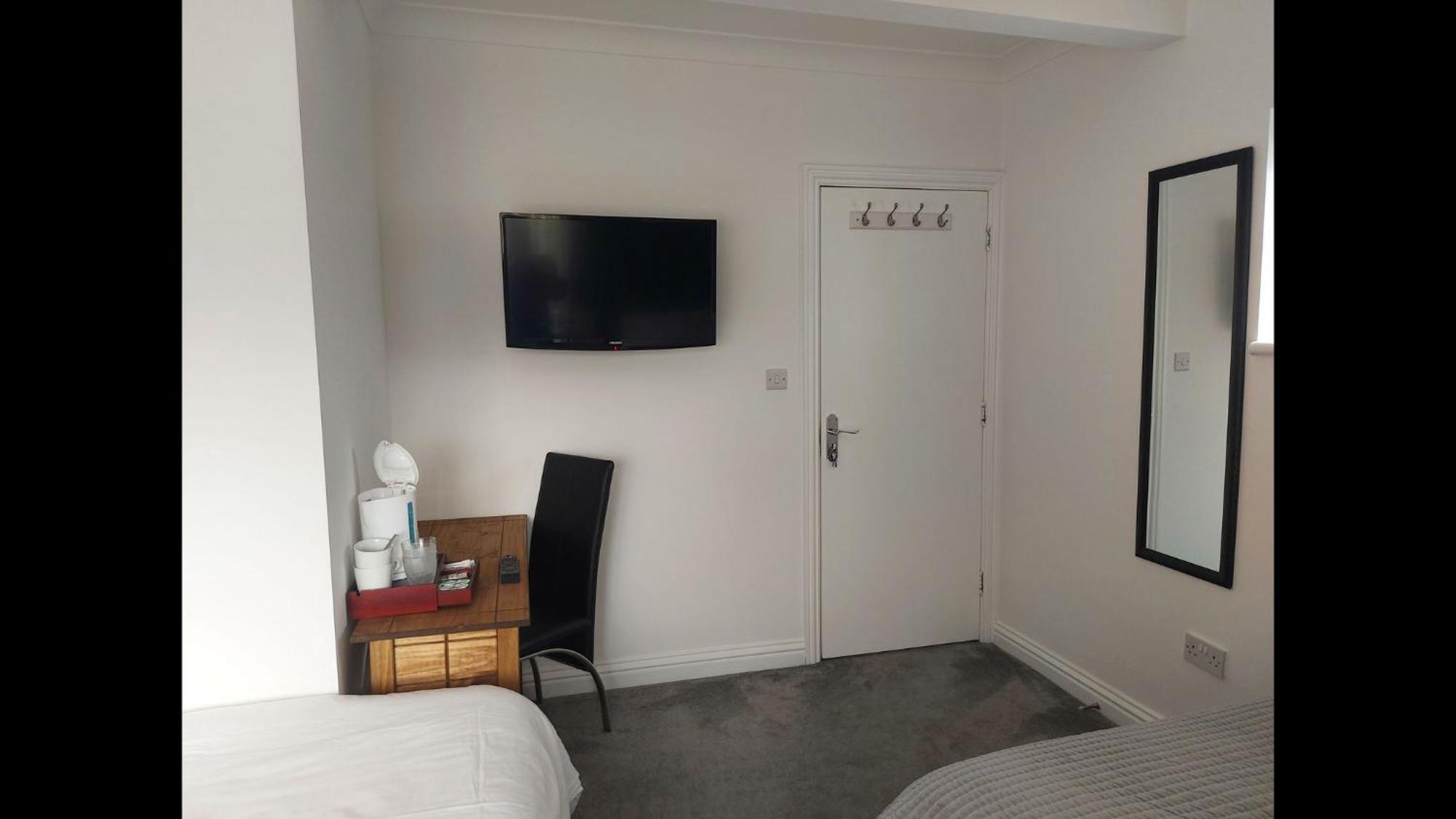 Room In Guest Room - Family Room With Private Bathroom إدجوير المظهر الخارجي الصورة