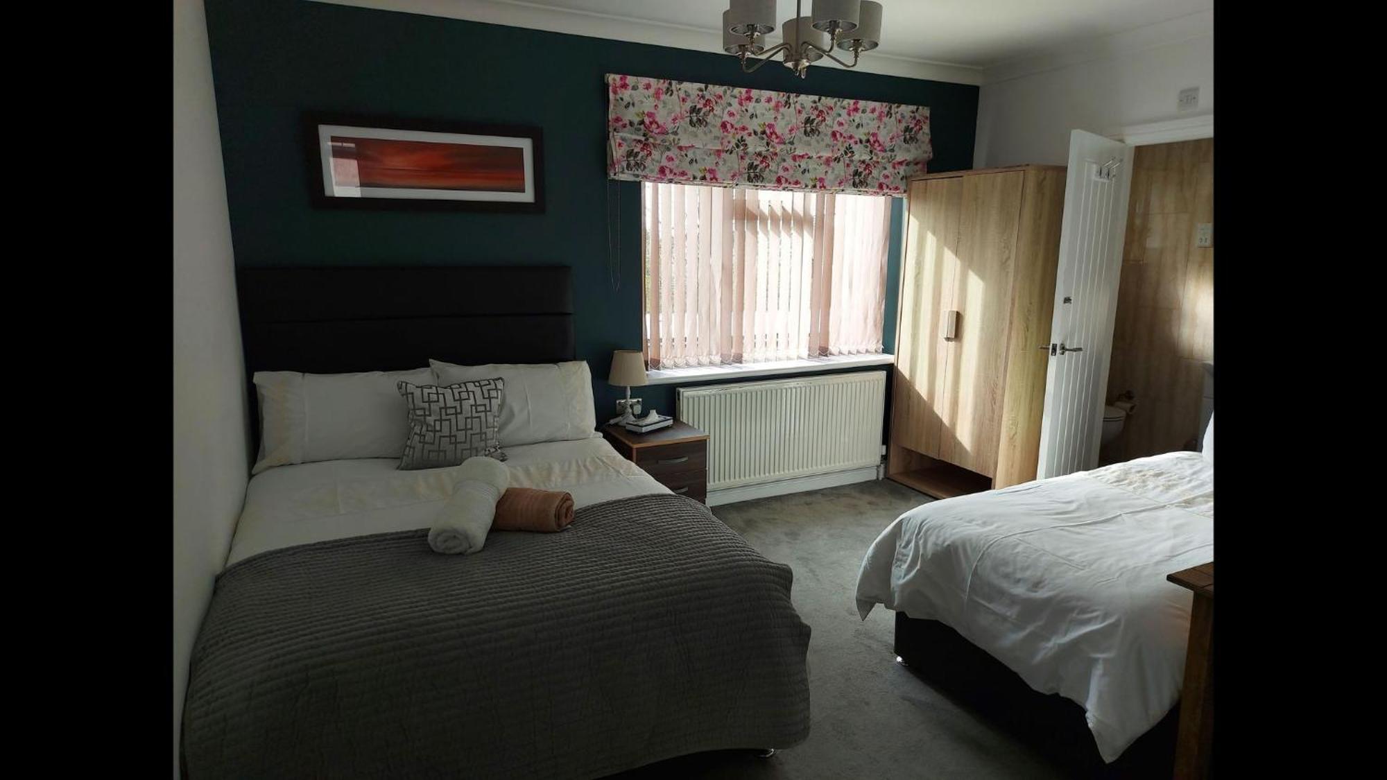 Room In Guest Room - Family Room With Private Bathroom إدجوير المظهر الخارجي الصورة