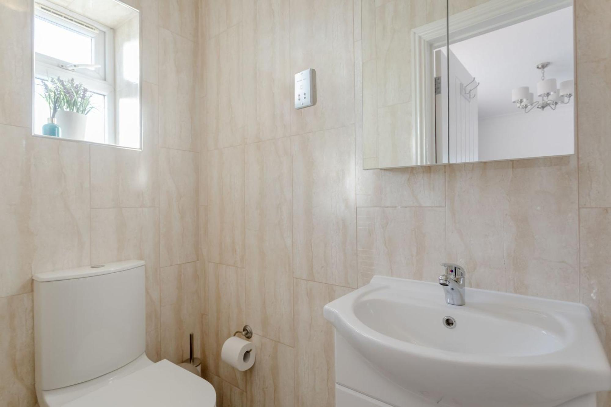 Room In Guest Room - Family Room With Private Bathroom إدجوير المظهر الخارجي الصورة