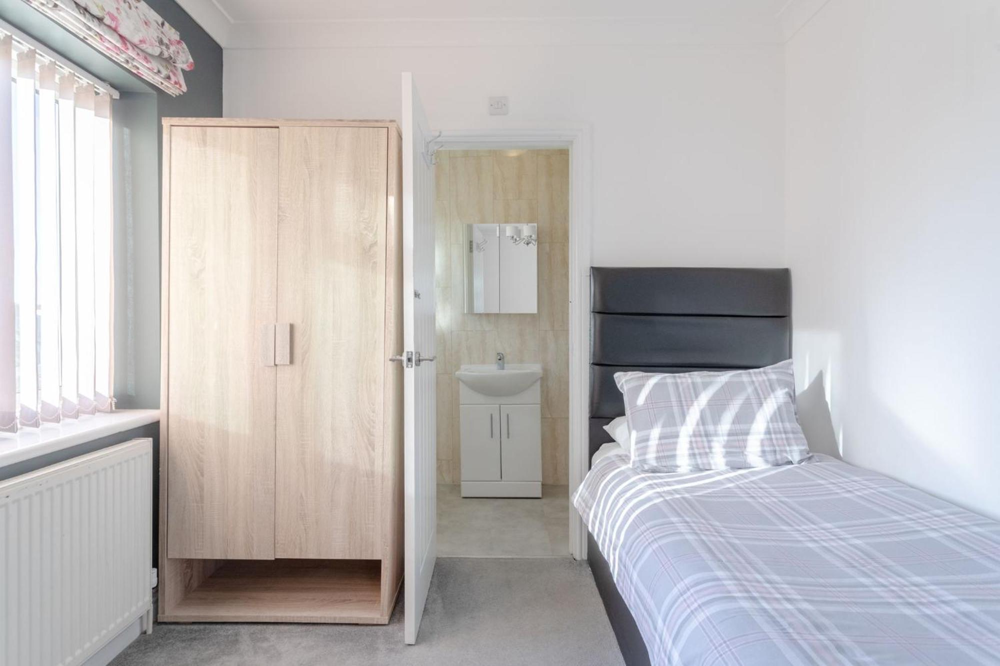 Room In Guest Room - Family Room With Private Bathroom إدجوير المظهر الخارجي الصورة