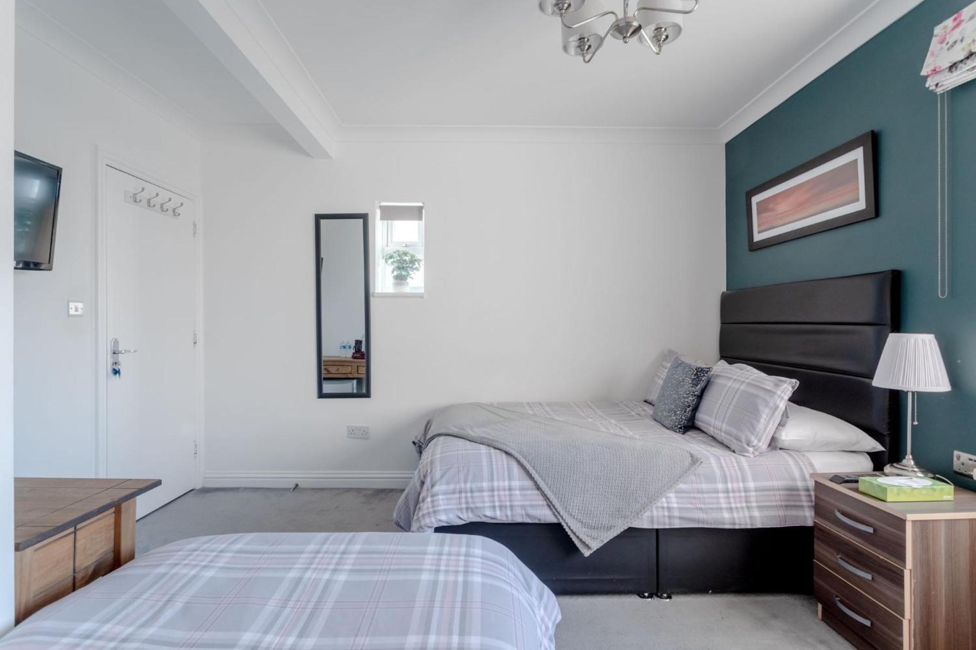Room In Guest Room - Family Room With Private Bathroom إدجوير المظهر الخارجي الصورة