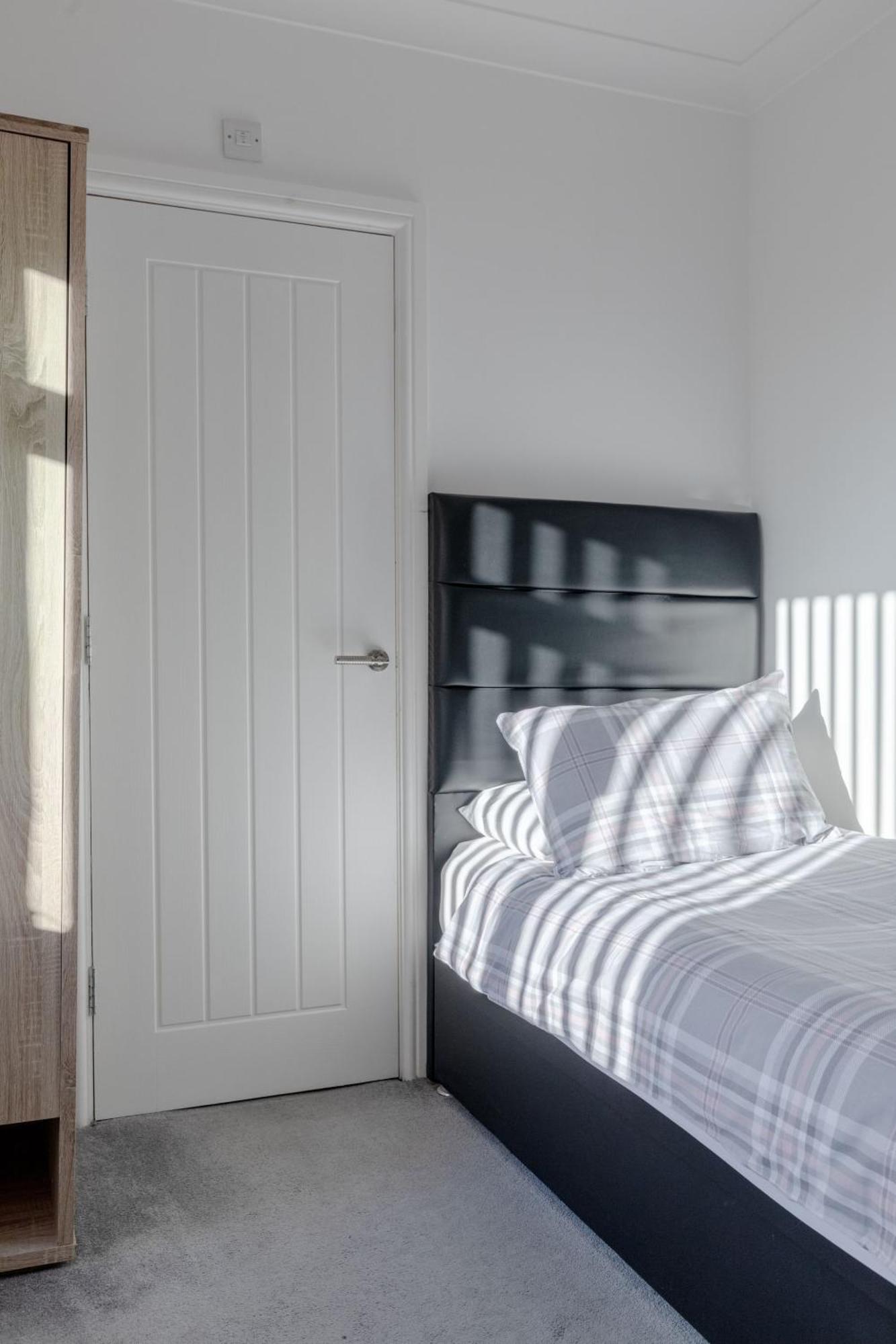 Room In Guest Room - Family Room With Private Bathroom إدجوير المظهر الخارجي الصورة