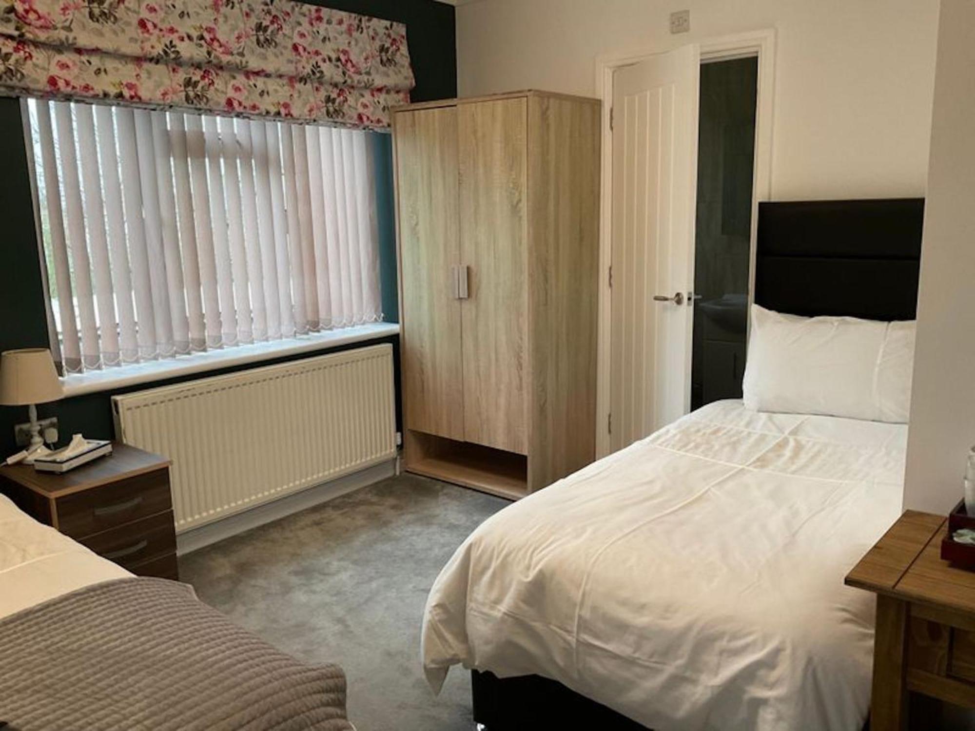 Room In Guest Room - Family Room With Private Bathroom إدجوير المظهر الخارجي الصورة