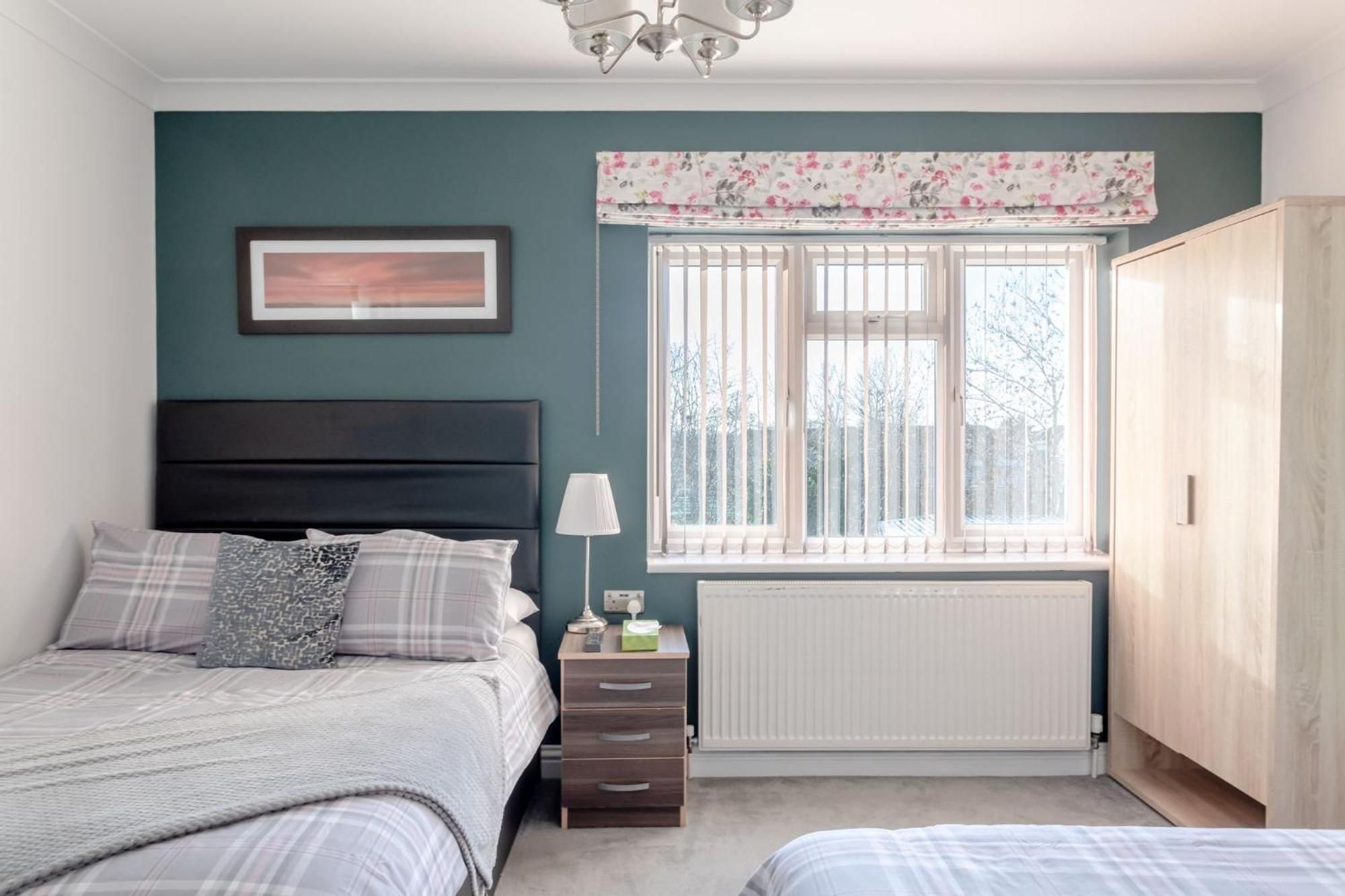 Room In Guest Room - Family Room With Private Bathroom إدجوير المظهر الخارجي الصورة