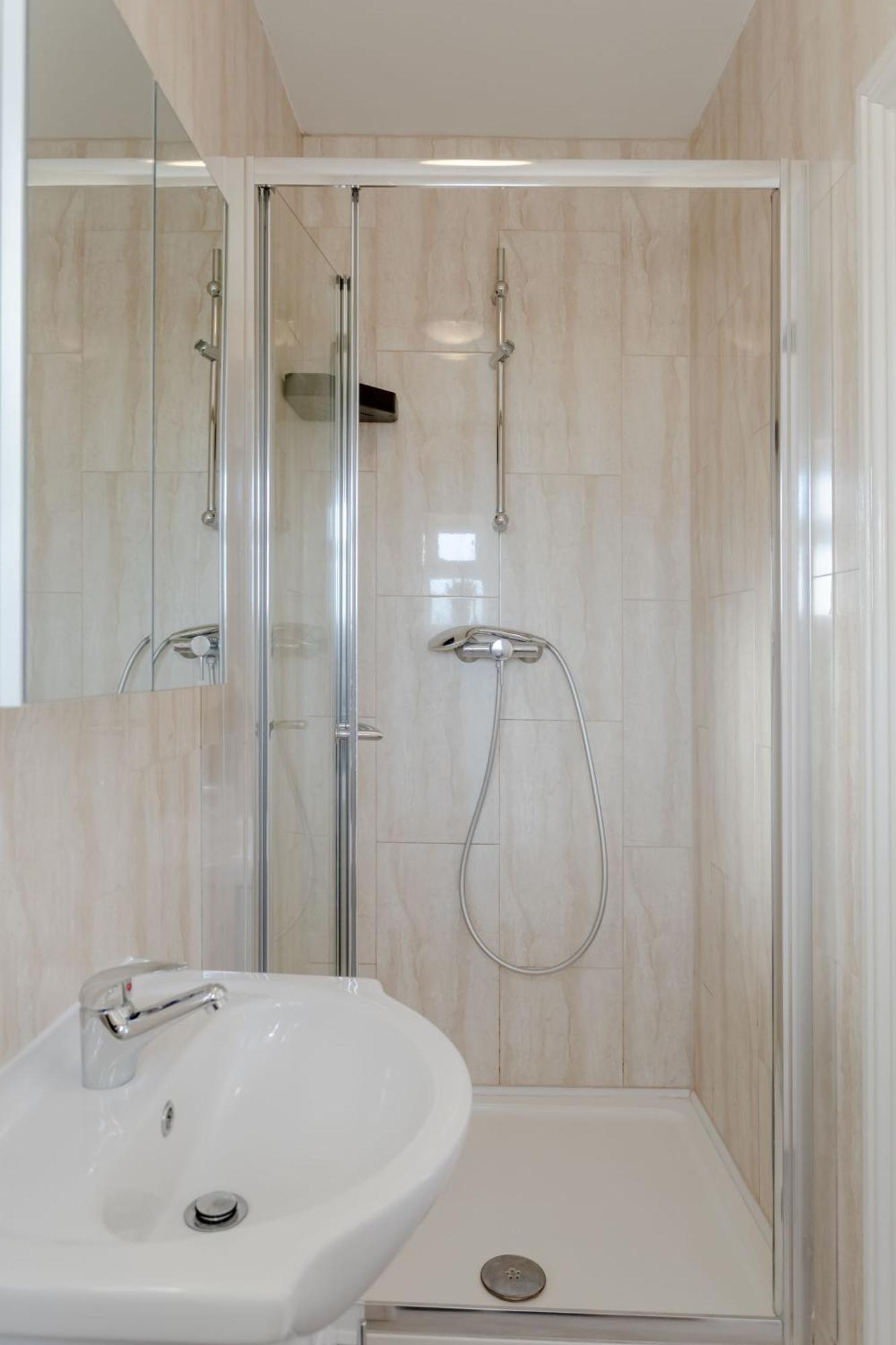 Room In Guest Room - Family Room With Private Bathroom إدجوير المظهر الخارجي الصورة