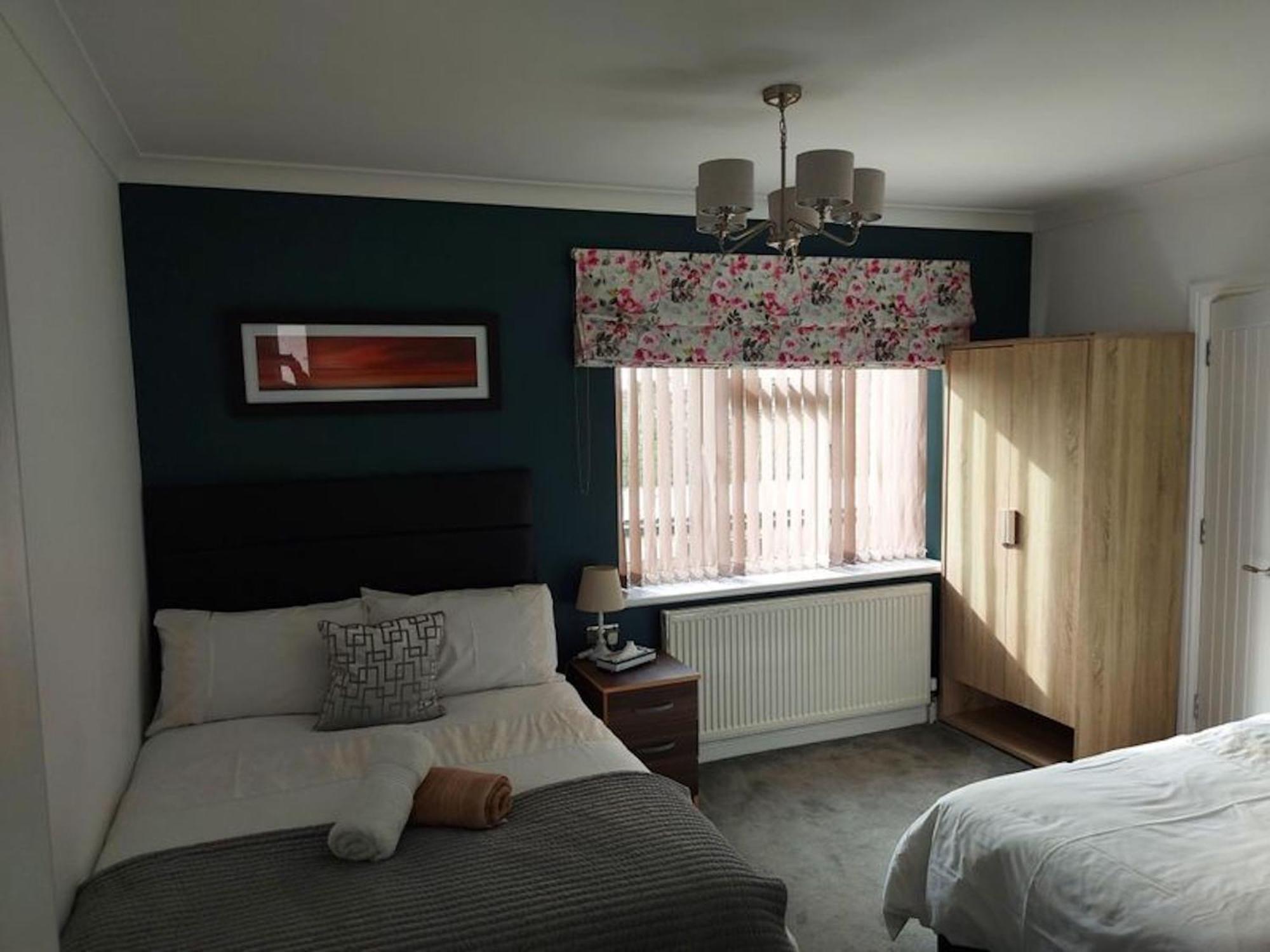 Room In Guest Room - Family Room With Private Bathroom إدجوير المظهر الخارجي الصورة