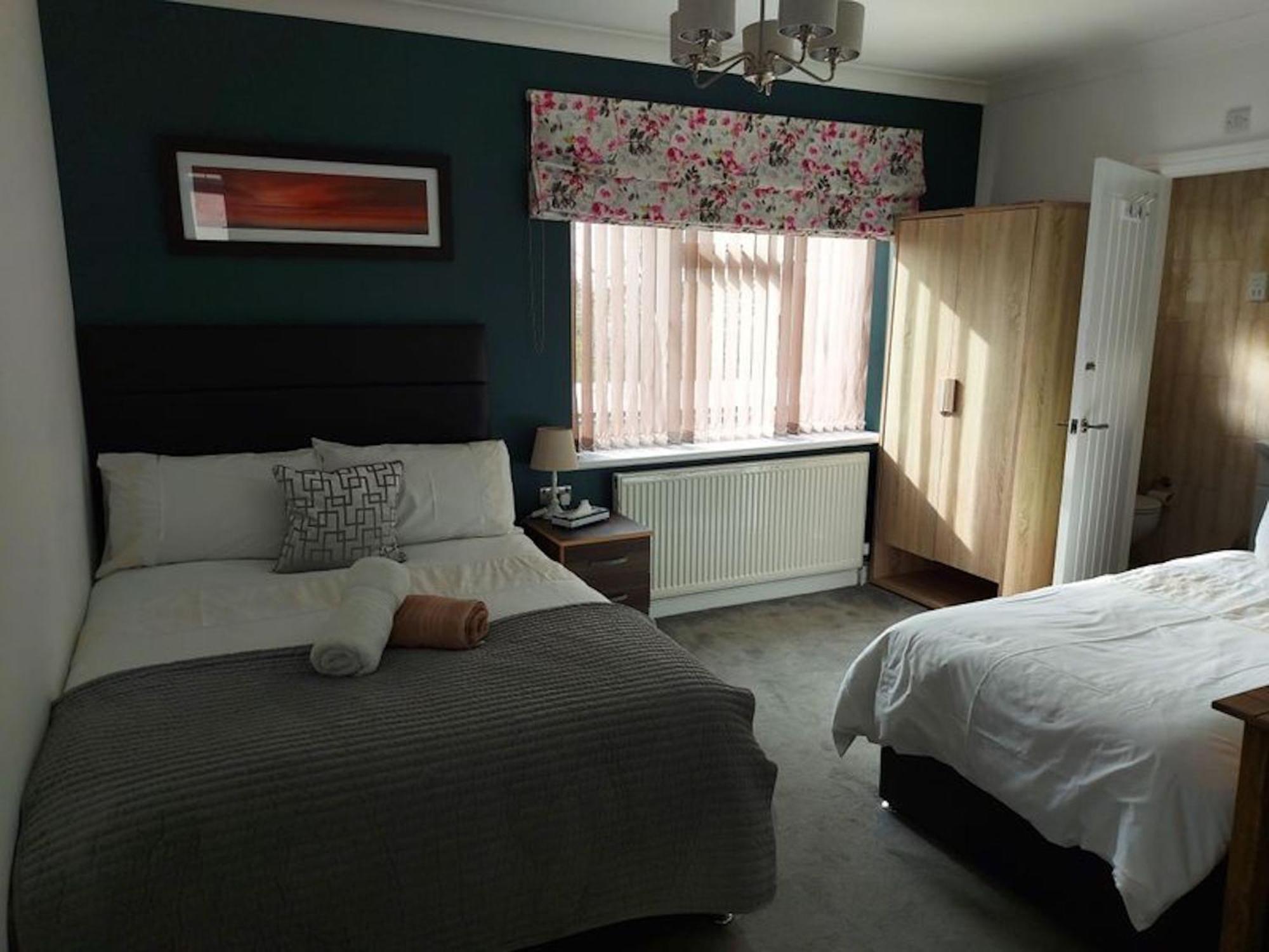 Room In Guest Room - Family Room With Private Bathroom إدجوير المظهر الخارجي الصورة