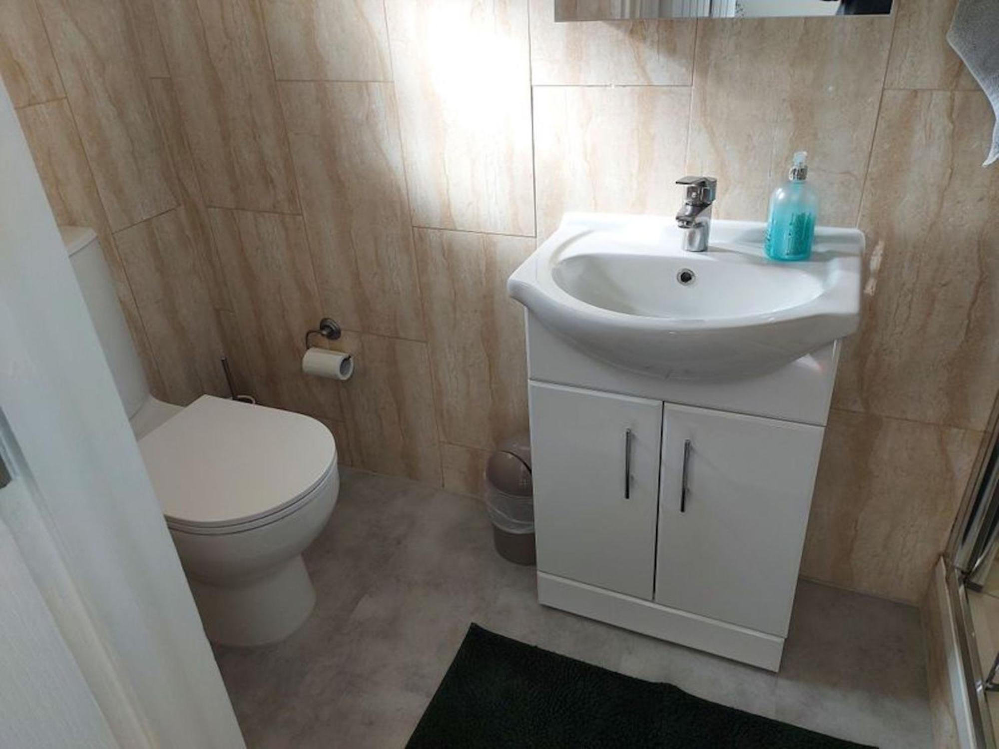 Room In Guest Room - Family Room With Private Bathroom إدجوير المظهر الخارجي الصورة