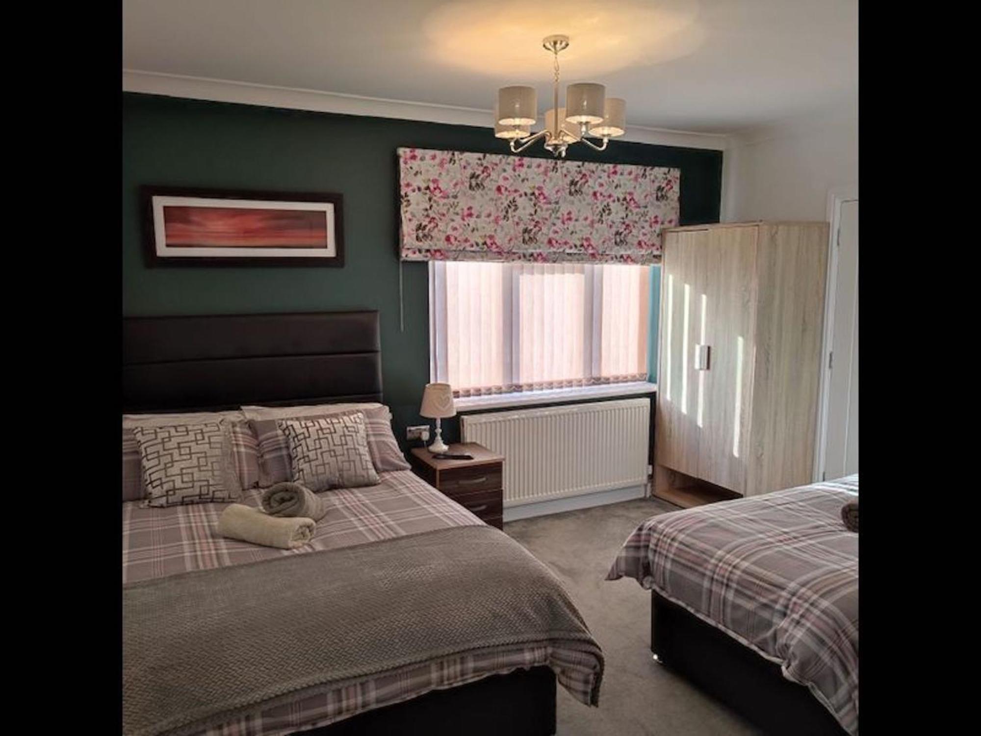 Room In Guest Room - Family Room With Private Bathroom إدجوير المظهر الخارجي الصورة