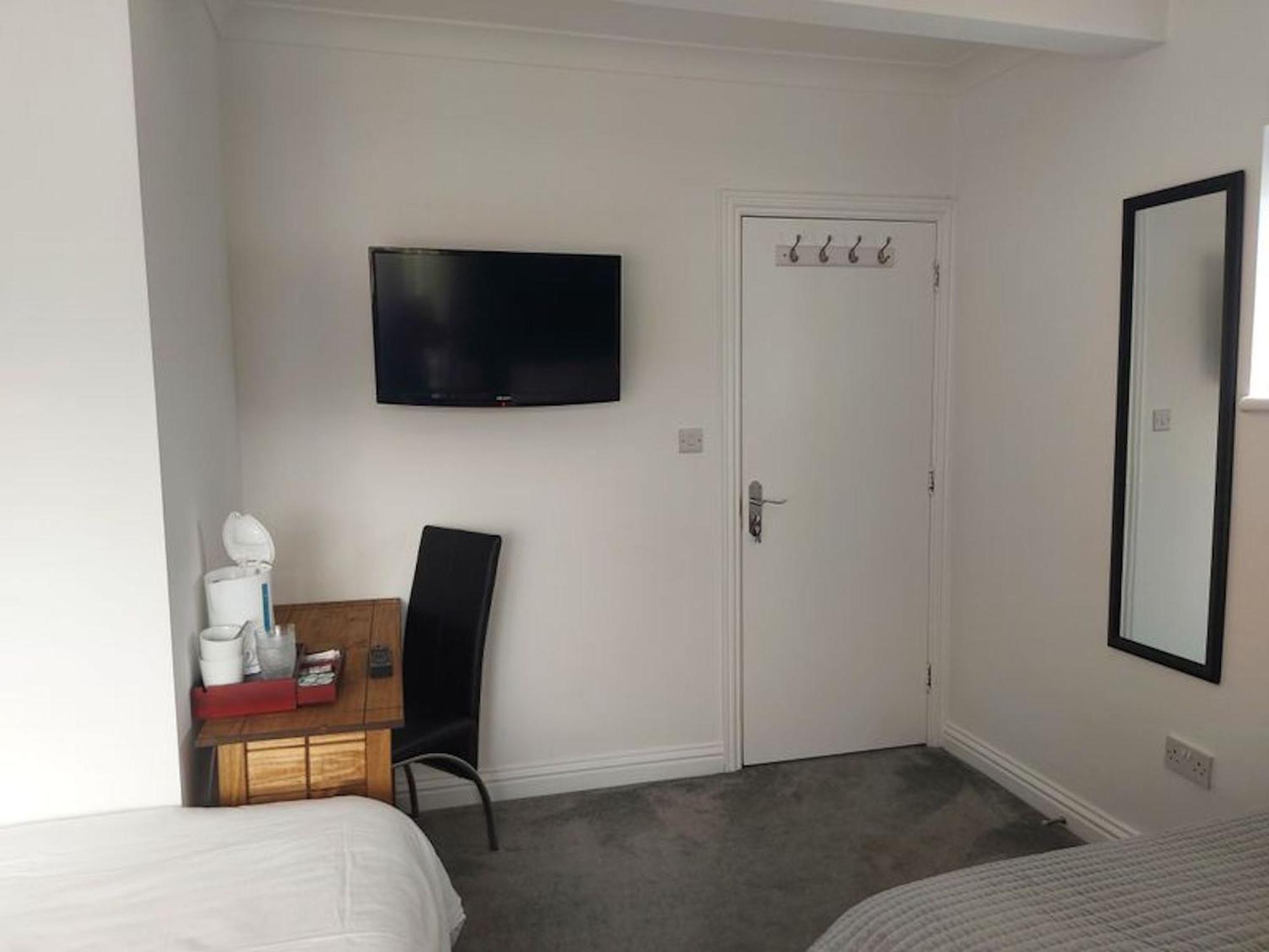 Room In Guest Room - Family Room With Private Bathroom إدجوير المظهر الخارجي الصورة