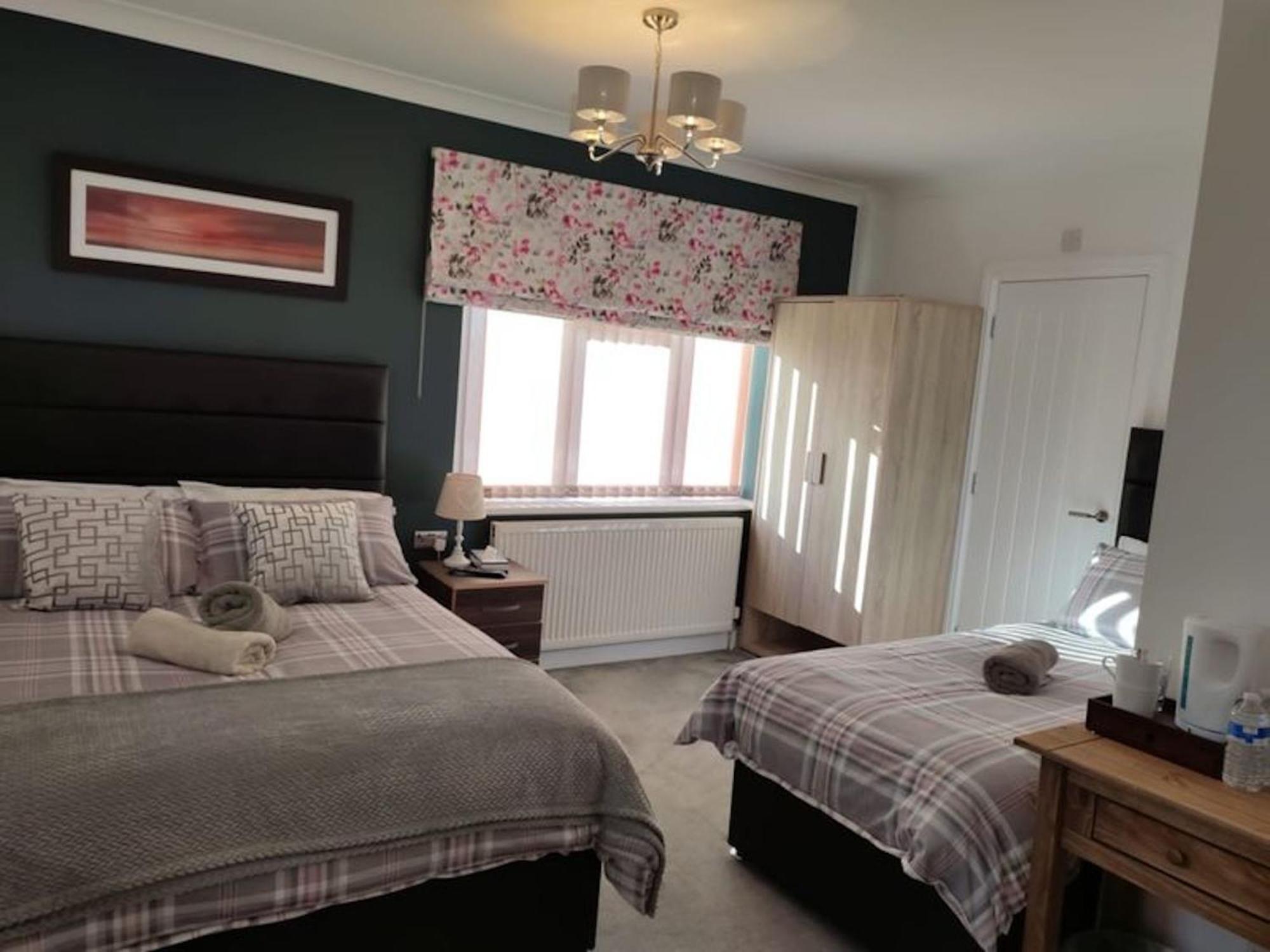 Room In Guest Room - Family Room With Private Bathroom إدجوير المظهر الخارجي الصورة
