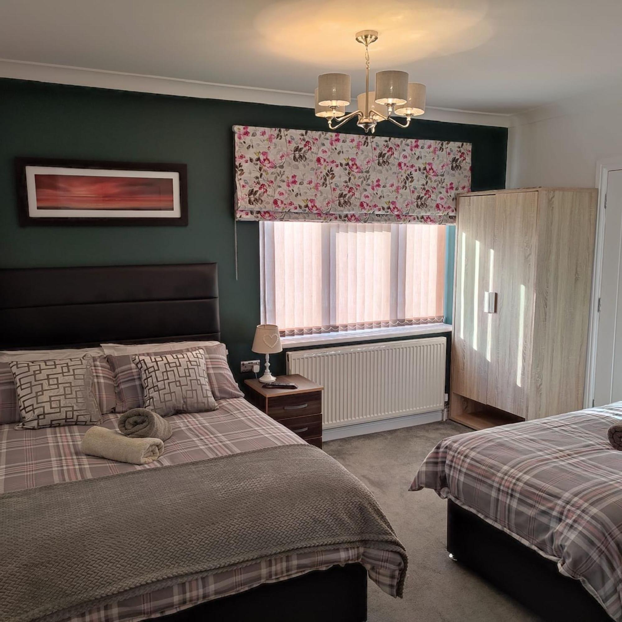Room In Guest Room - Family Room With Private Bathroom إدجوير المظهر الخارجي الصورة