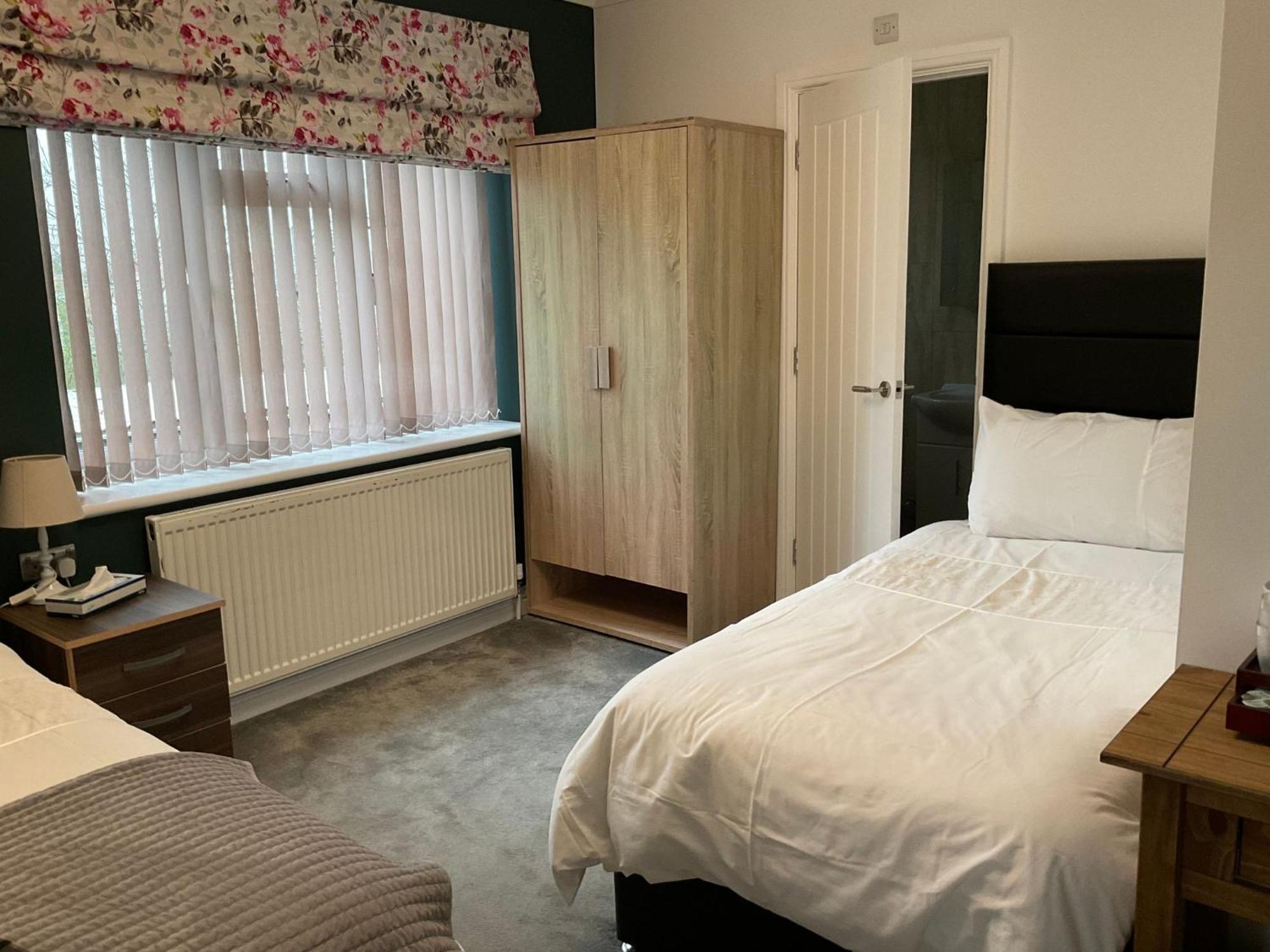 Room In Guest Room - Family Room With Private Bathroom إدجوير المظهر الخارجي الصورة