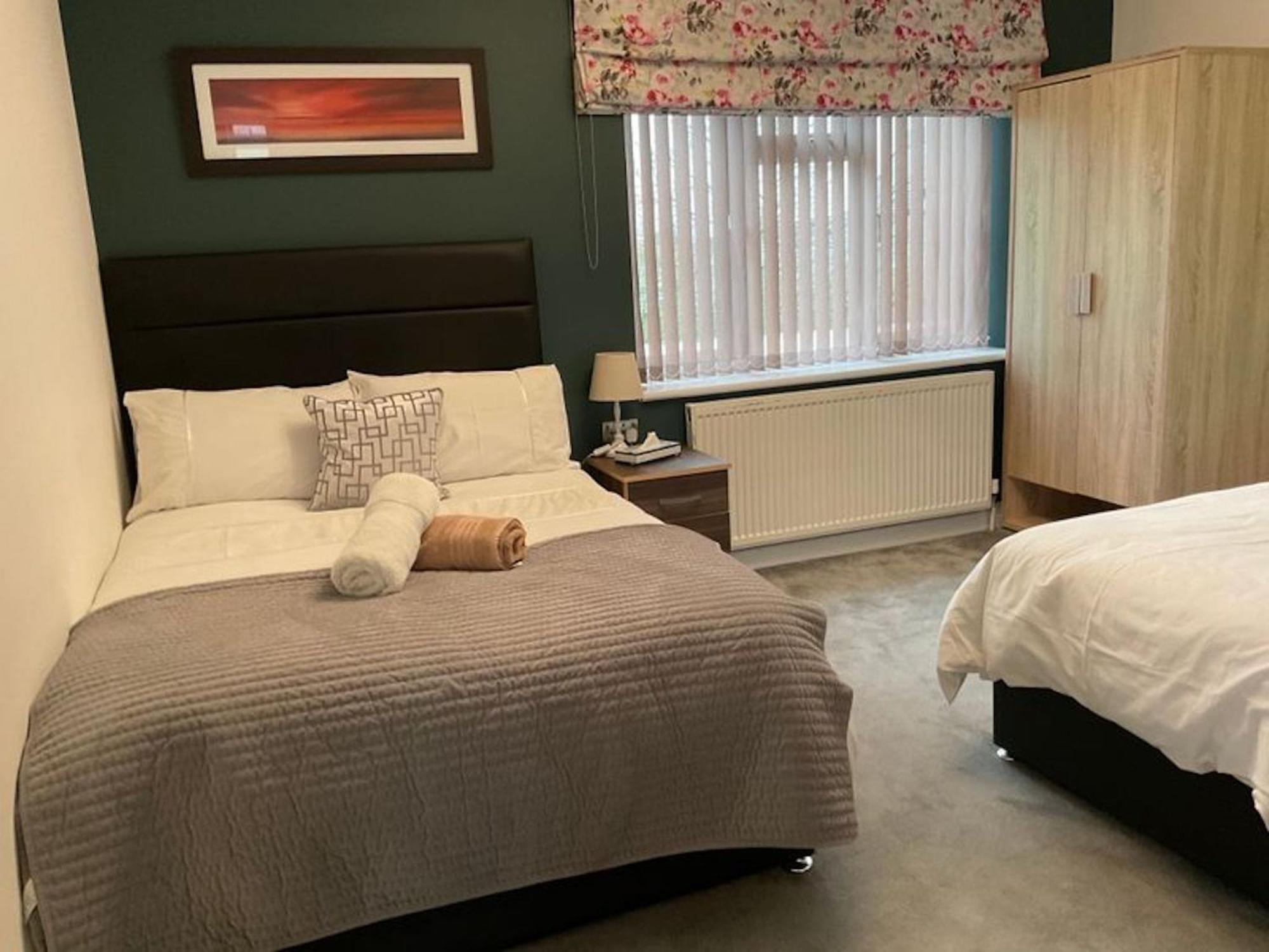 Room In Guest Room - Family Room With Private Bathroom إدجوير المظهر الخارجي الصورة